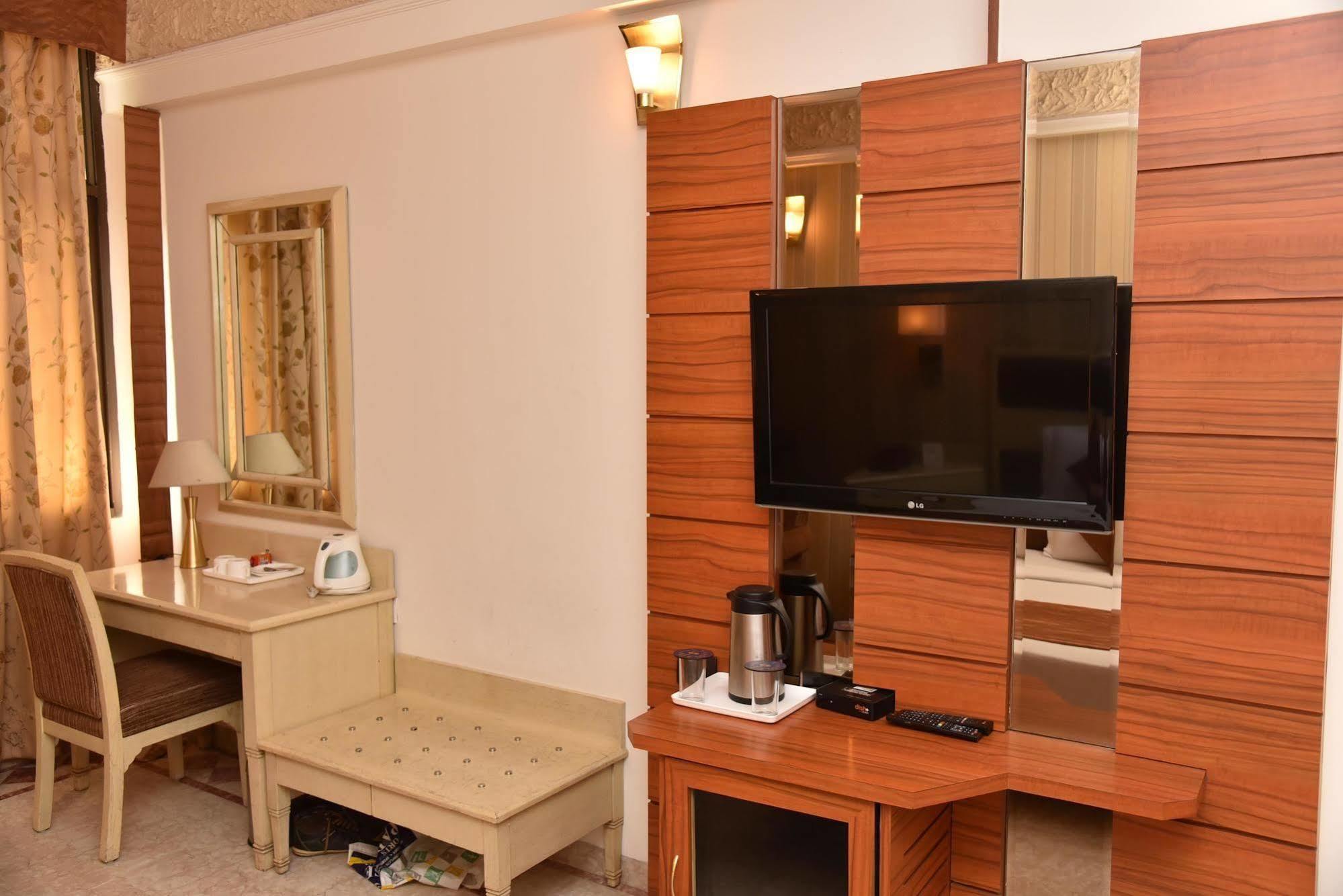 Hotel Park Grand Csandígarh Kültér fotó