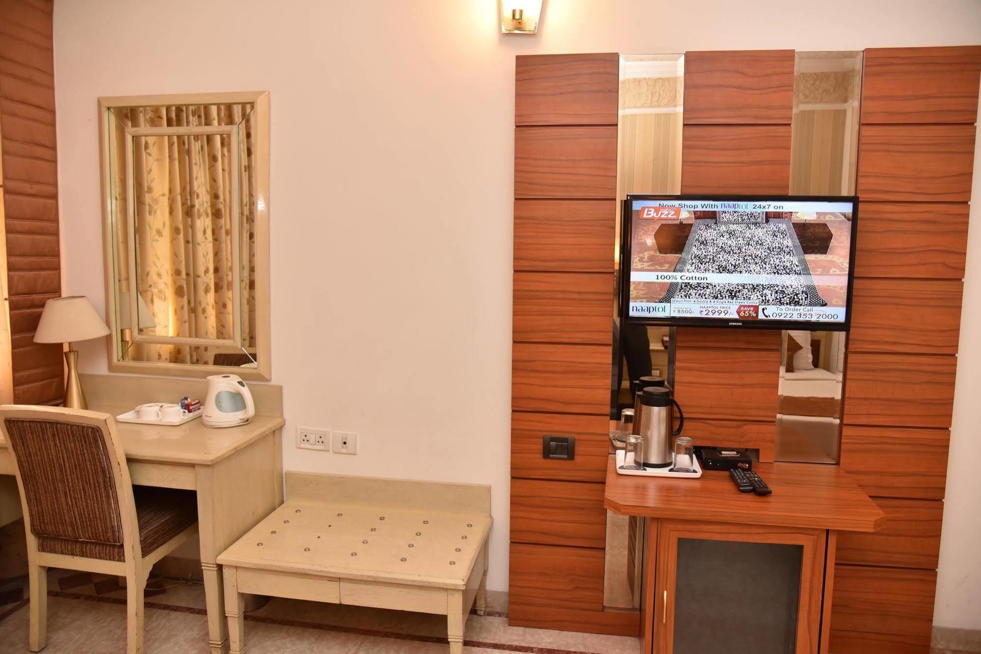 Hotel Park Grand Csandígarh Kültér fotó